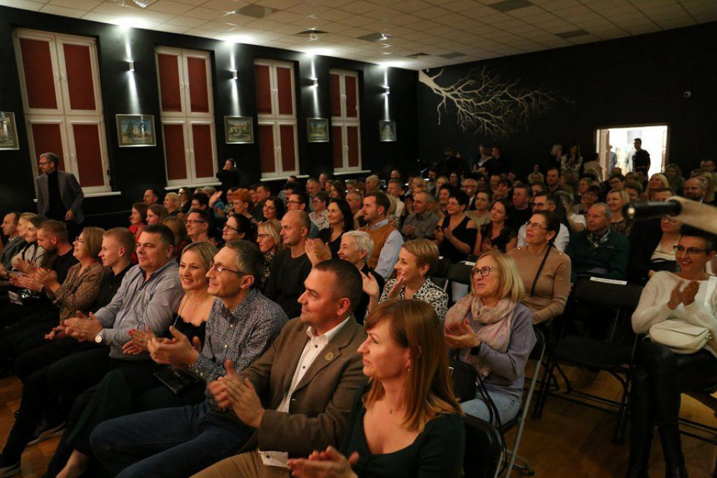Na scenie widzowie zobaczyli aktorów dobrze znanych z telewizji. Na koniec dołączył do nich burmistrz [ZDJĘCIA]