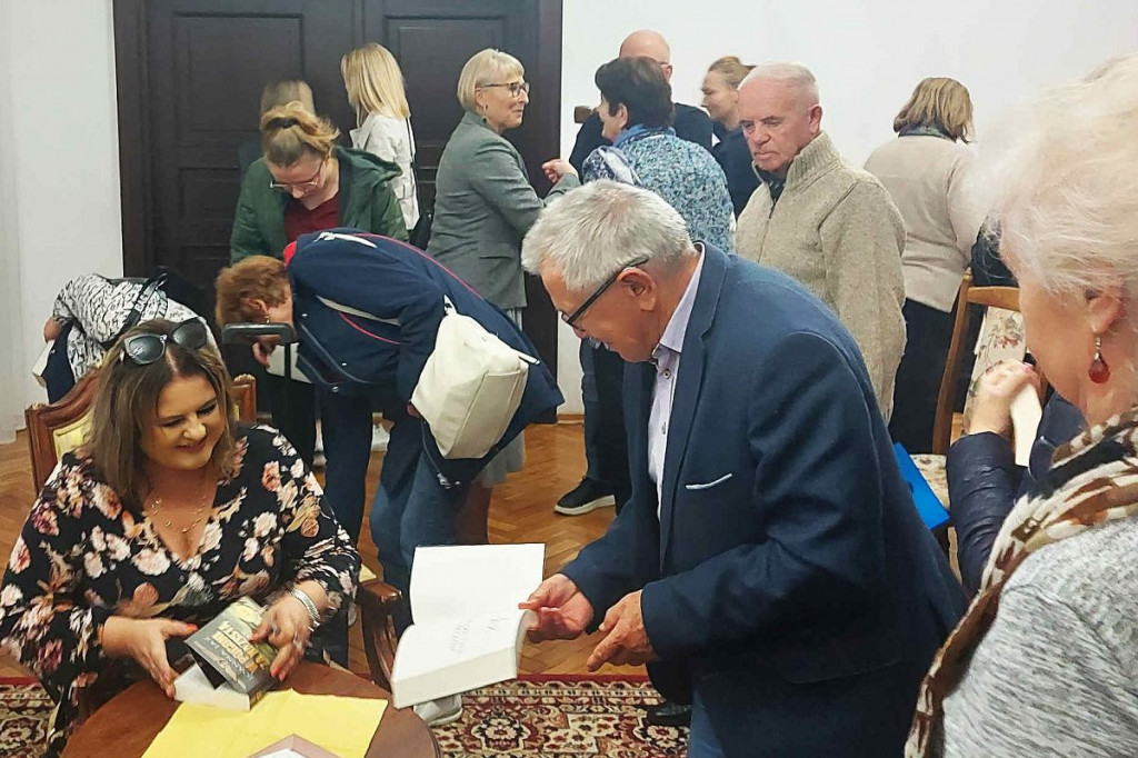 Brodnica. Pełna sala w Pałacu Anny Wazówny na spotkaniu ze znaną pisarką [ZDJĘCIA]