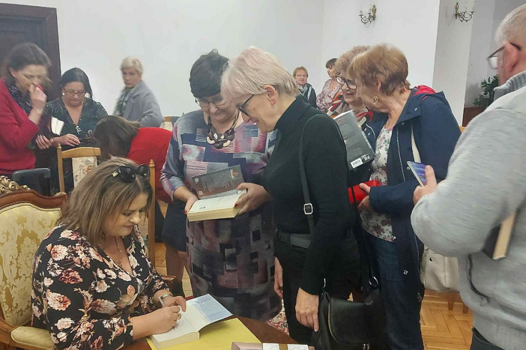 Brodnica. Pełna sala w Pałacu Anny Wazówny na spotkaniu ze znaną pisarką [ZDJĘCIA]