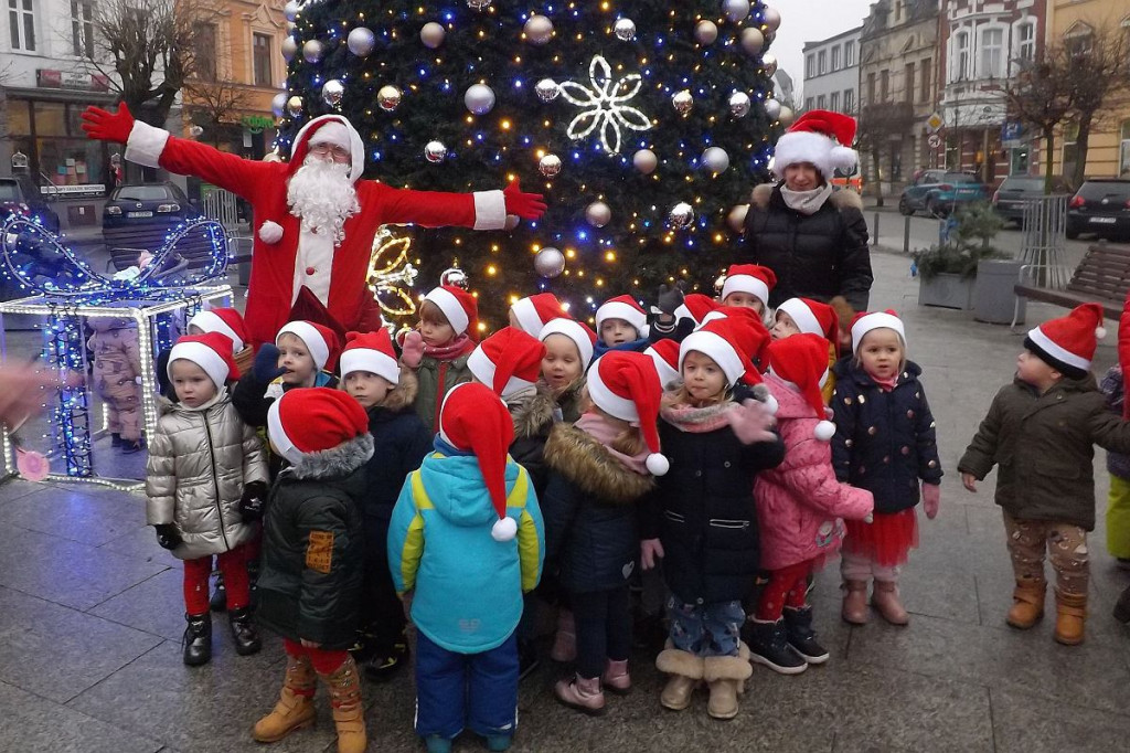Wielkie strojenie świątecznej choinki na Dużym Rynku w Brodnicy [ZDJĘCIA]