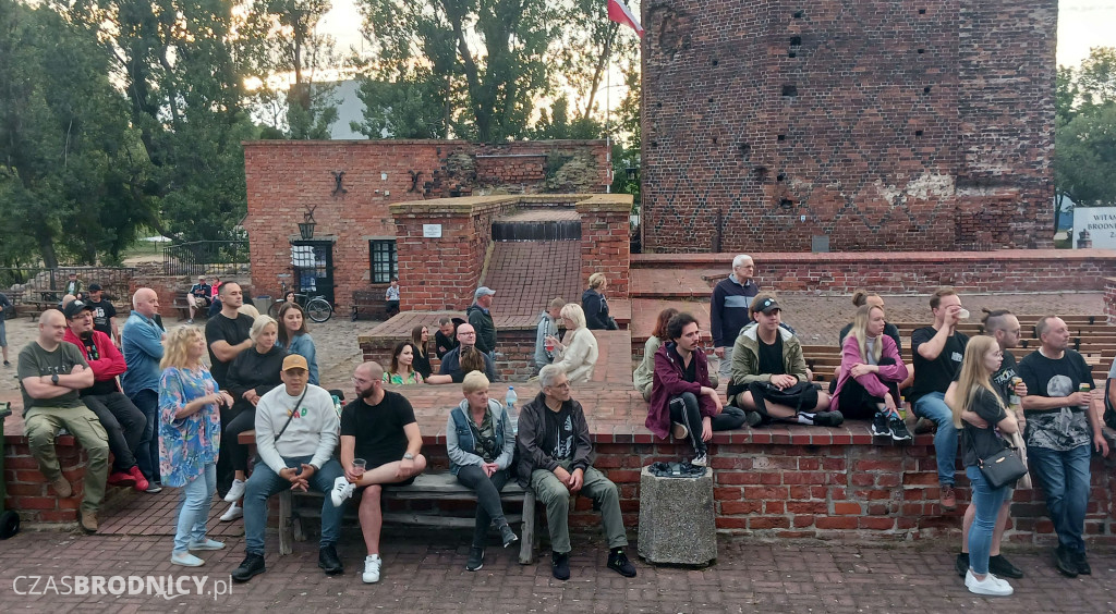 Niesamowite granie na ruinach zamku [ZDJĘCIA]