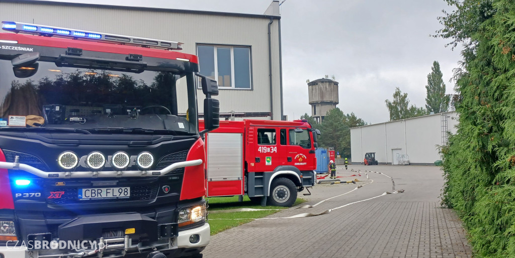 Wielka akcja strażaków w zakładzie przy Sikorskiego [ZDJĘCIA]