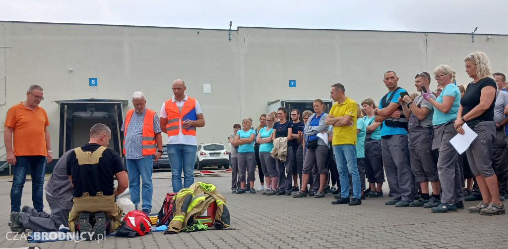 Wielka akcja strażaków w zakładzie przy Sikorskiego [ZDJĘCIA]