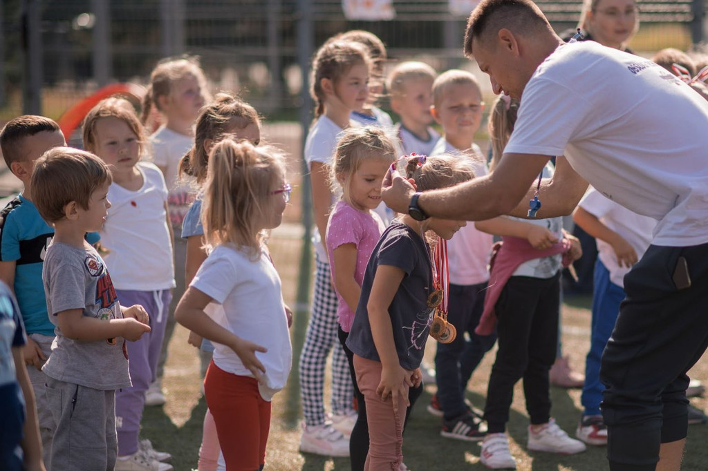 Zmagania sportowe rozpoczęła wspólna rozgrzewka taneczna