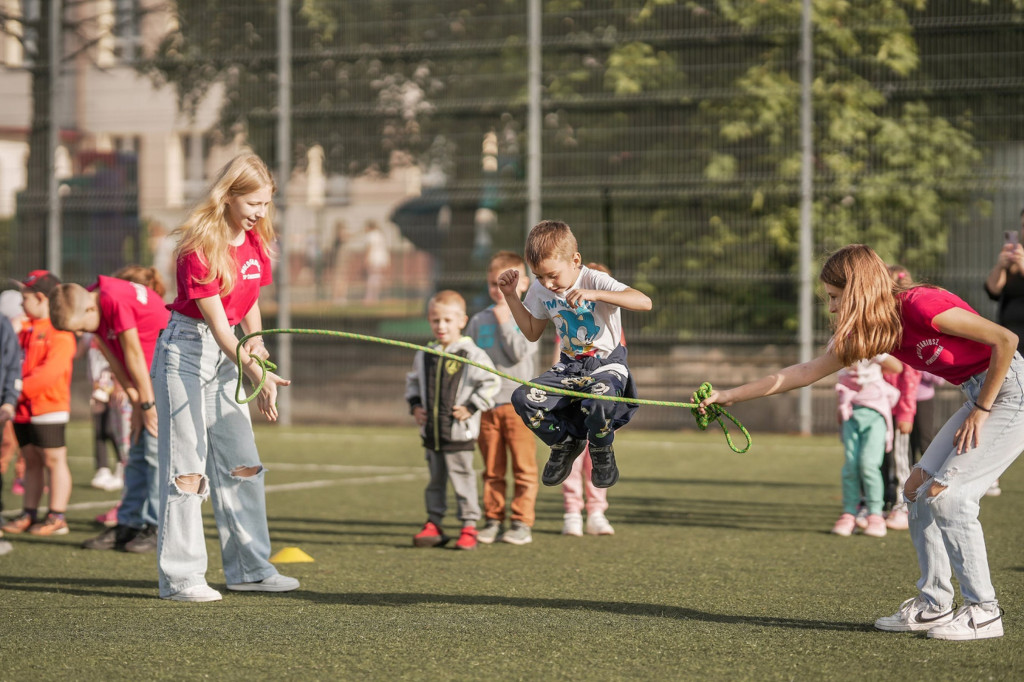 Zmagania sportowe rozpoczęła wspólna rozgrzewka taneczna