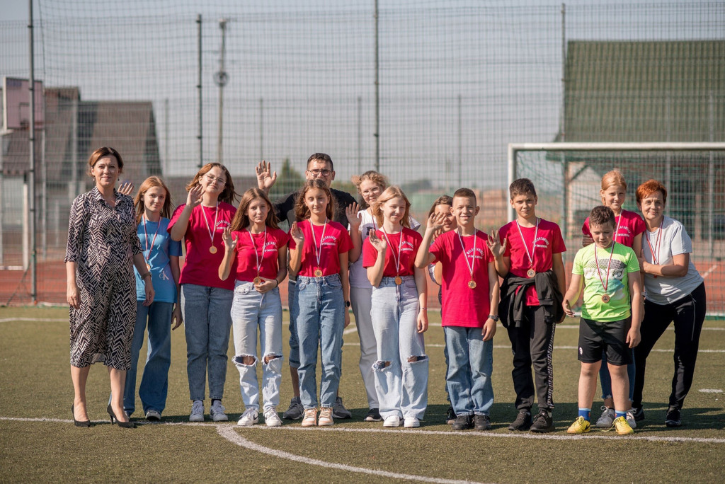 Zmagania sportowe rozpoczęła wspólna rozgrzewka taneczna