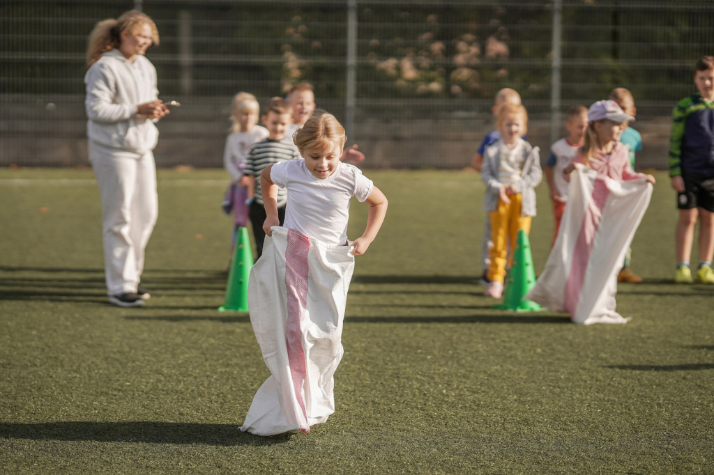 Zmagania sportowe rozpoczęła wspólna rozgrzewka taneczna