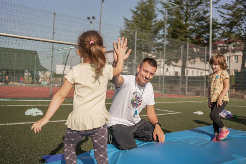 Zmagania sportowe rozpoczęła wspólna rozgrzewka taneczna