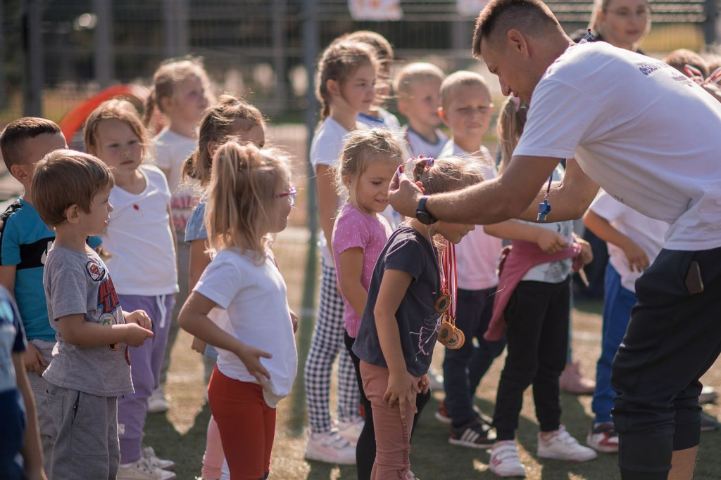 Zmagania sportowe rozpoczęła wspólna rozgrzewka taneczna