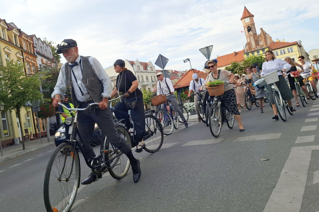 Ulicami Brodnicy przejechała Rowerowa Masa Krytyczna w stylu retro [ZDJĘCIA]