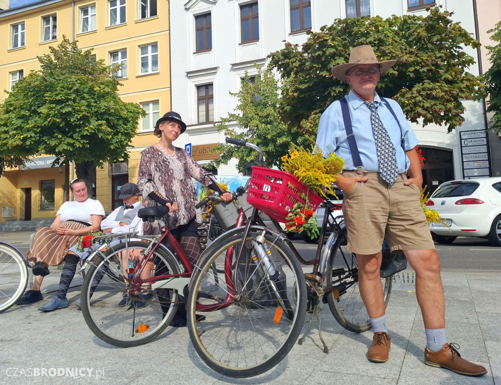 Ulicami Brodnicy przejechała Rowerowa Masa Krytyczna w stylu retro [ZDJĘCIA]