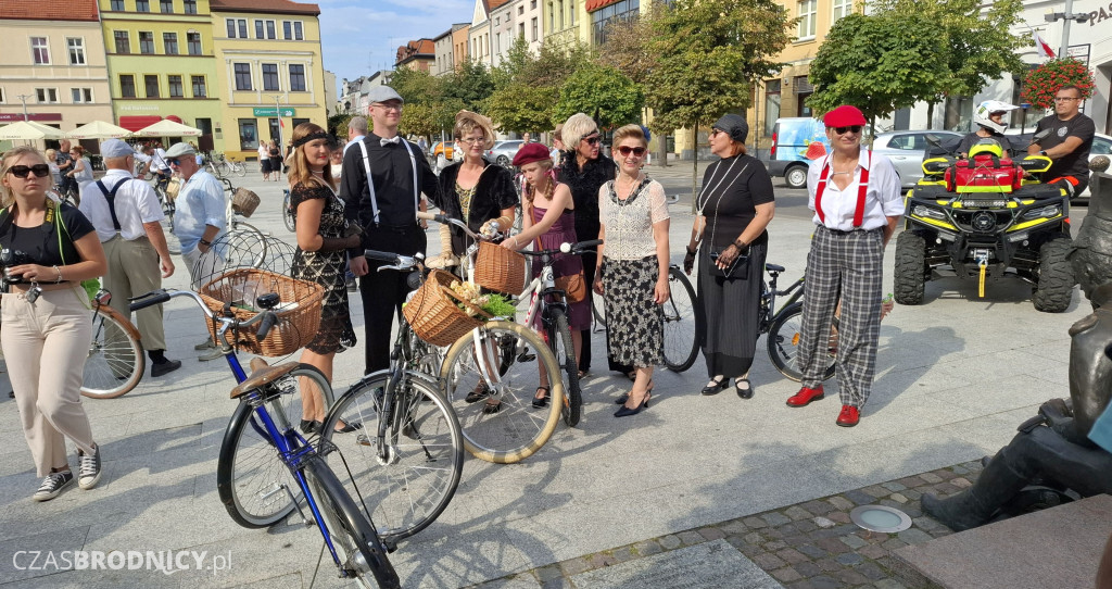 Ulicami Brodnicy przejechała Rowerowa Masa Krytyczna w stylu retro [ZDJĘCIA]