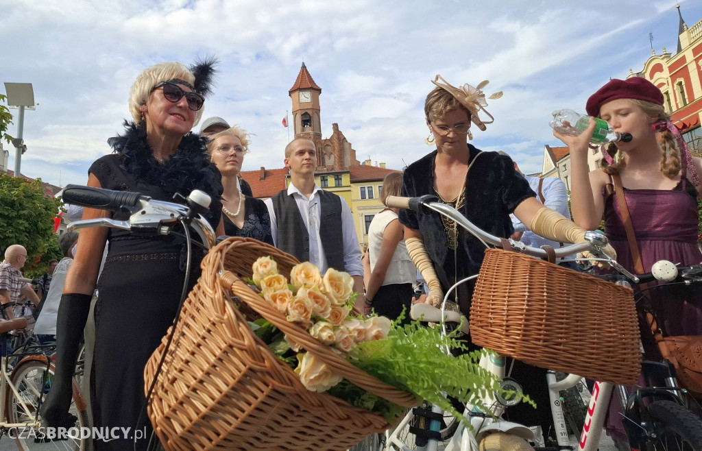 Ulicami Brodnicy przejechała Rowerowa Masa Krytyczna w stylu retro [ZDJĘCIA]