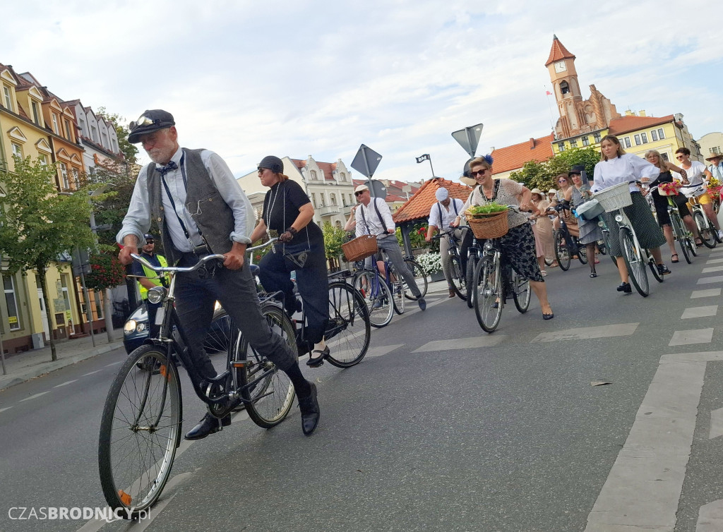 Ulicami Brodnicy przejechała Rowerowa Masa Krytyczna w stylu retro [ZDJĘCIA]