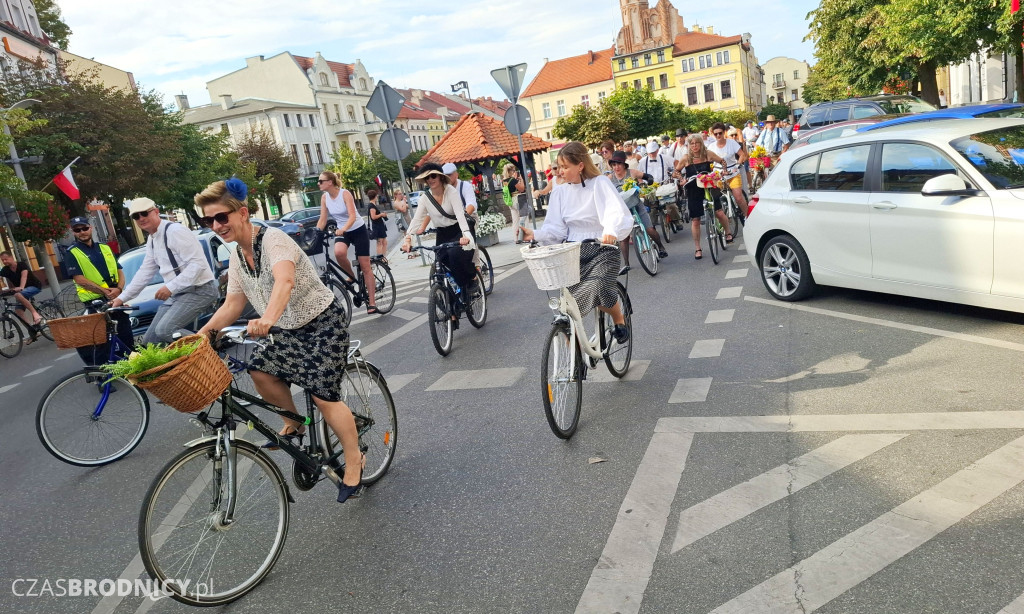 Ulicami Brodnicy przejechała Rowerowa Masa Krytyczna w stylu retro [ZDJĘCIA]