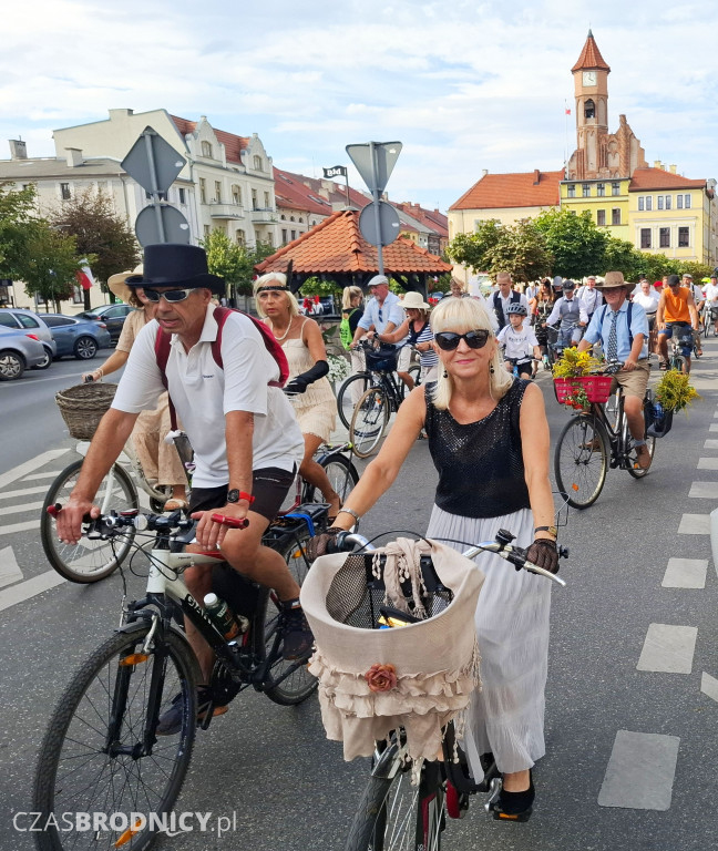 Ulicami Brodnicy przejechała Rowerowa Masa Krytyczna w stylu retro [ZDJĘCIA]