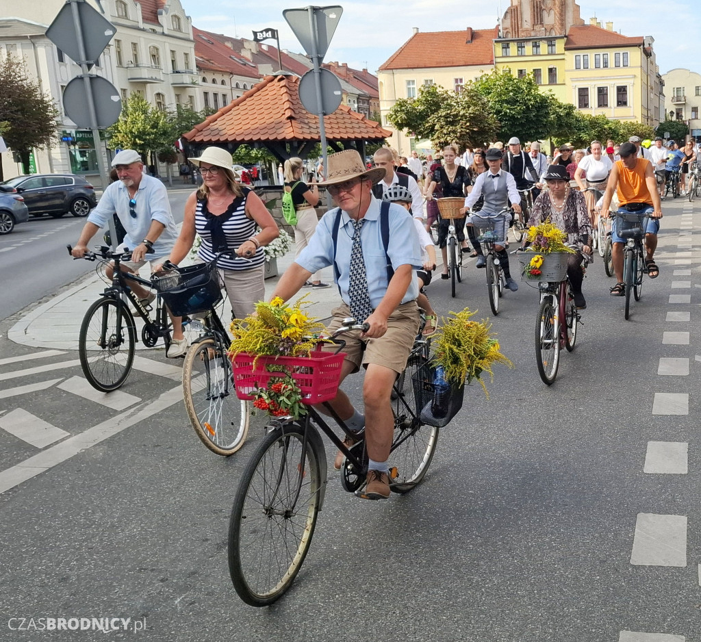 Ulicami Brodnicy przejechała Rowerowa Masa Krytyczna w stylu retro [ZDJĘCIA]