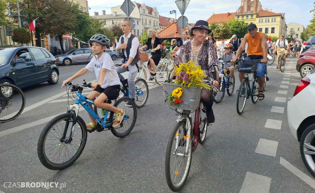 Ulicami Brodnicy przejechała Rowerowa Masa Krytyczna w stylu retro [ZDJĘCIA]