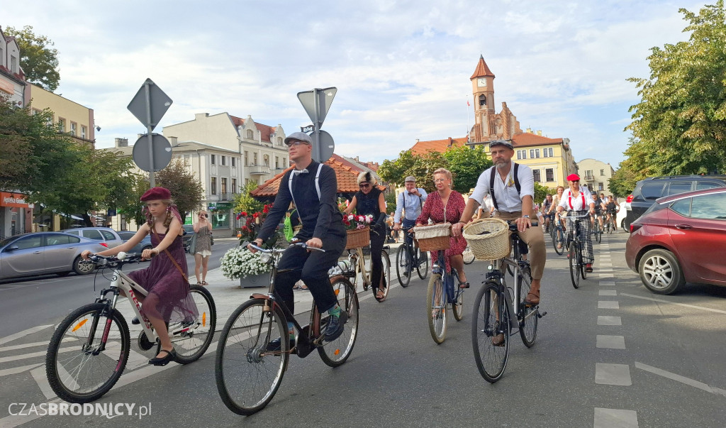 Ulicami Brodnicy przejechała Rowerowa Masa Krytyczna w stylu retro [ZDJĘCIA]