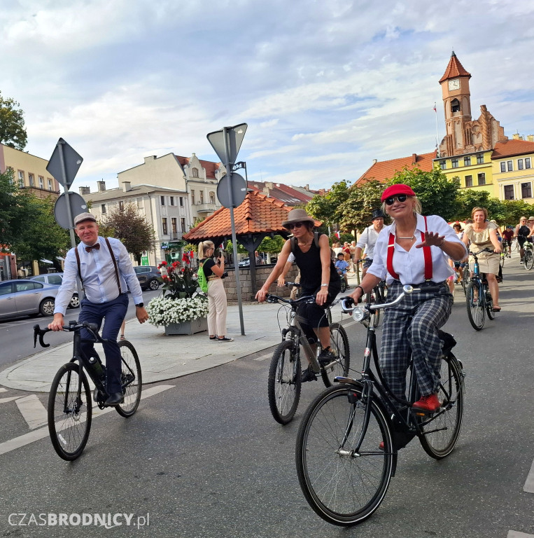 Ulicami Brodnicy przejechała Rowerowa Masa Krytyczna w stylu retro [ZDJĘCIA]