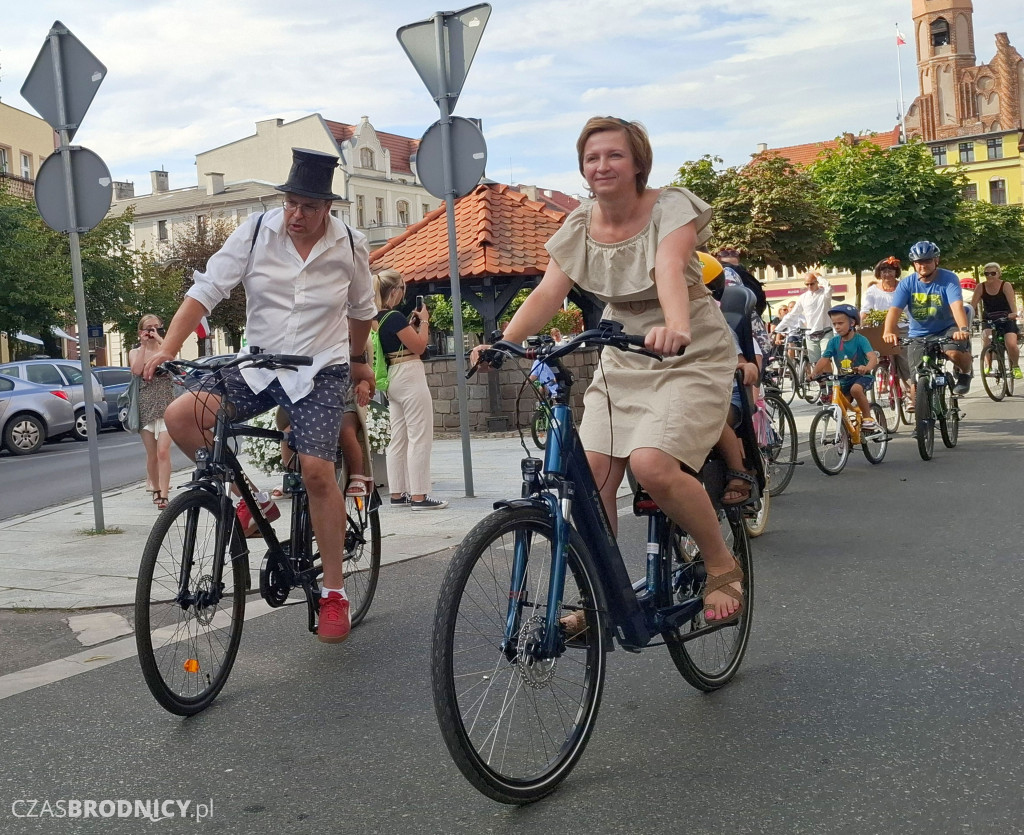 Ulicami Brodnicy przejechała Rowerowa Masa Krytyczna w stylu retro [ZDJĘCIA]