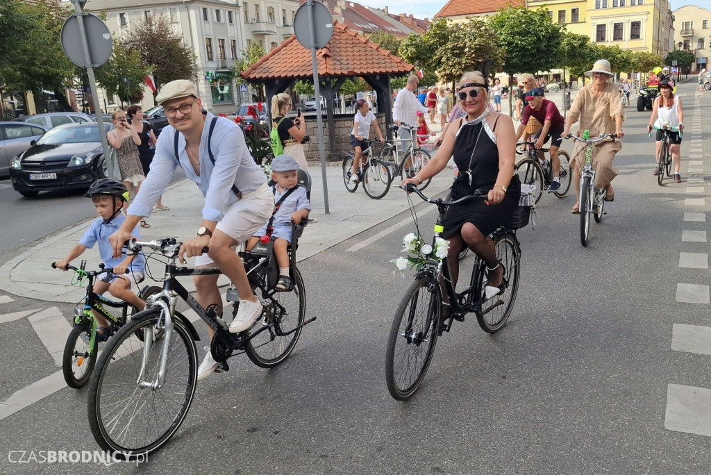 Ulicami Brodnicy przejechała Rowerowa Masa Krytyczna w stylu retro [ZDJĘCIA]