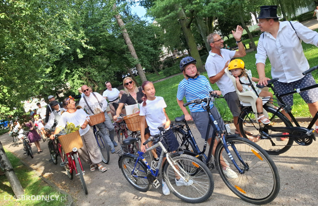 Ulicami Brodnicy przejechała Rowerowa Masa Krytyczna w stylu retro [ZDJĘCIA]