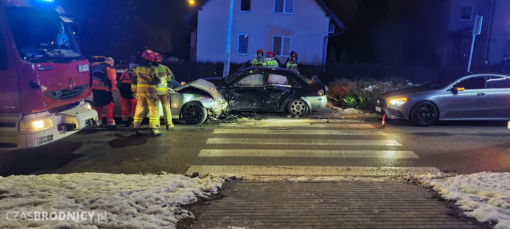 Brodnica. Zderzenie dwóch pojazdów na skrzyżowaniu