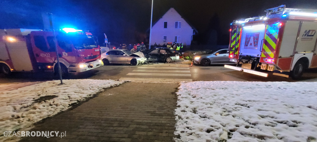 Brodnica. Zderzenie dwóch pojazdów na skrzyżowaniu