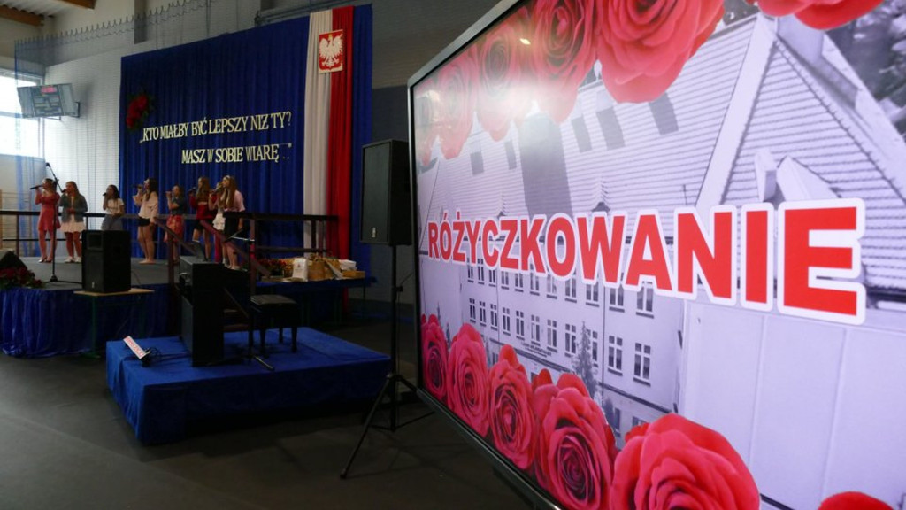 Świadectwa, nagrody i róże w I LO w Brodnicy