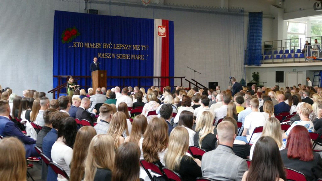 Świadectwa, nagrody i róże w I LO w Brodnicy