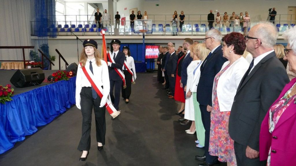 Świadectwa, nagrody i róże w I LO w Brodnicy