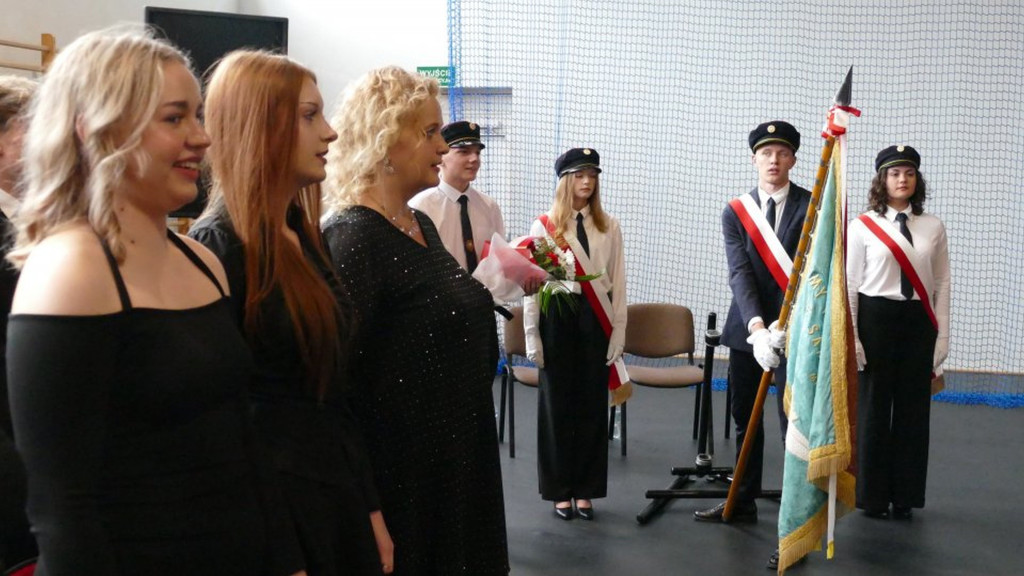 Świadectwa, nagrody i róże w I LO w Brodnicy