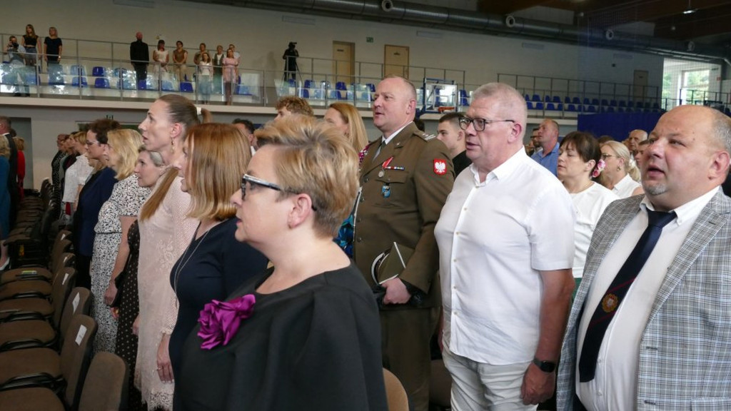 Świadectwa, nagrody i róże w I LO w Brodnicy