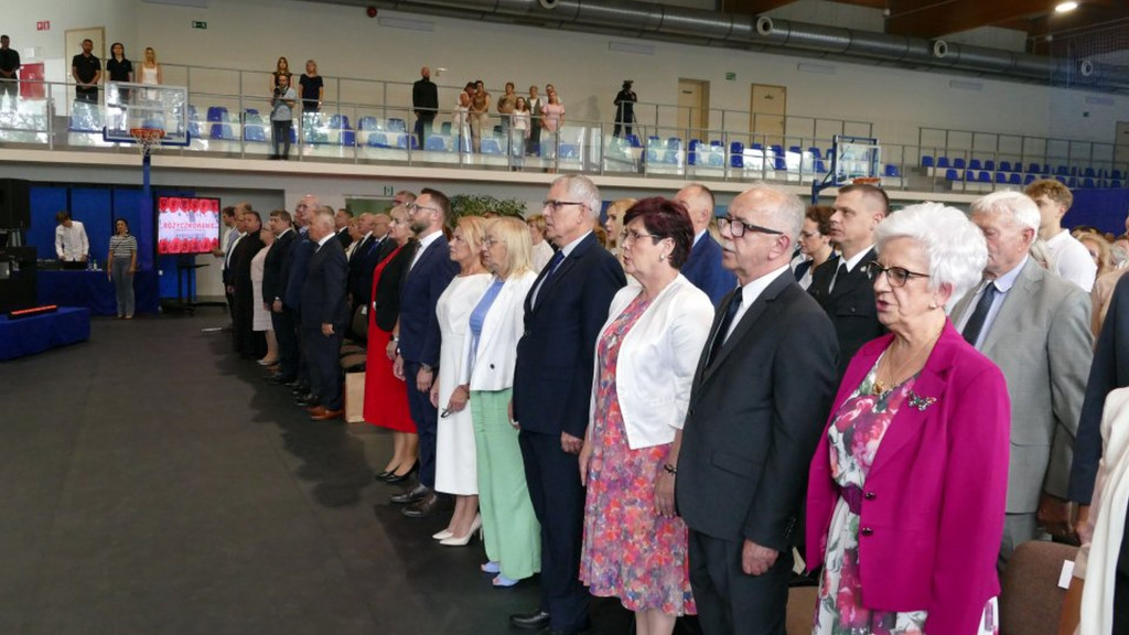 Świadectwa, nagrody i róże w I LO w Brodnicy