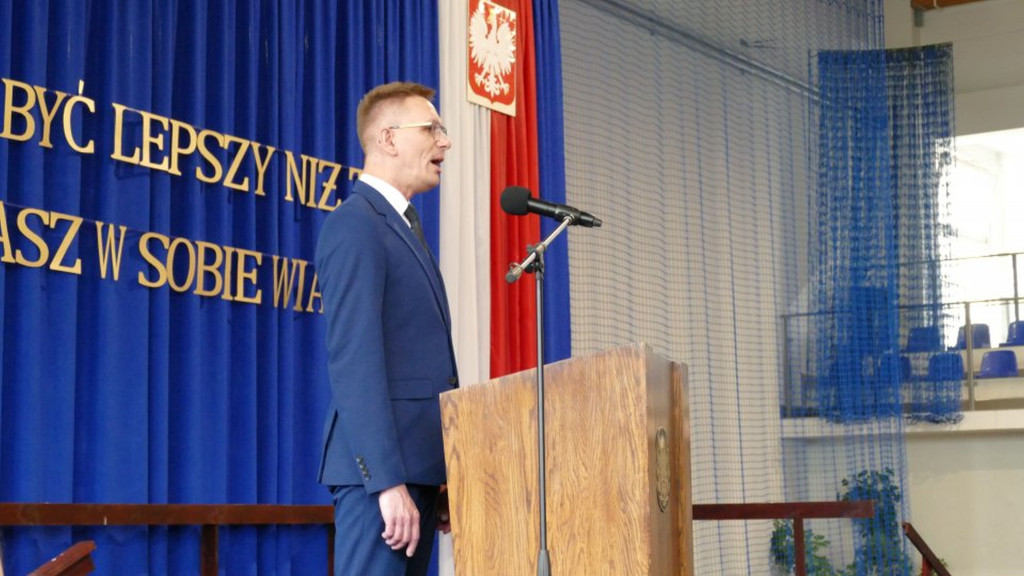 Świadectwa, nagrody i róże w I LO w Brodnicy
