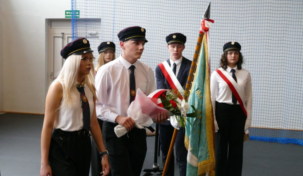 Świadectwa, nagrody i róże w I LO w Brodnicy
