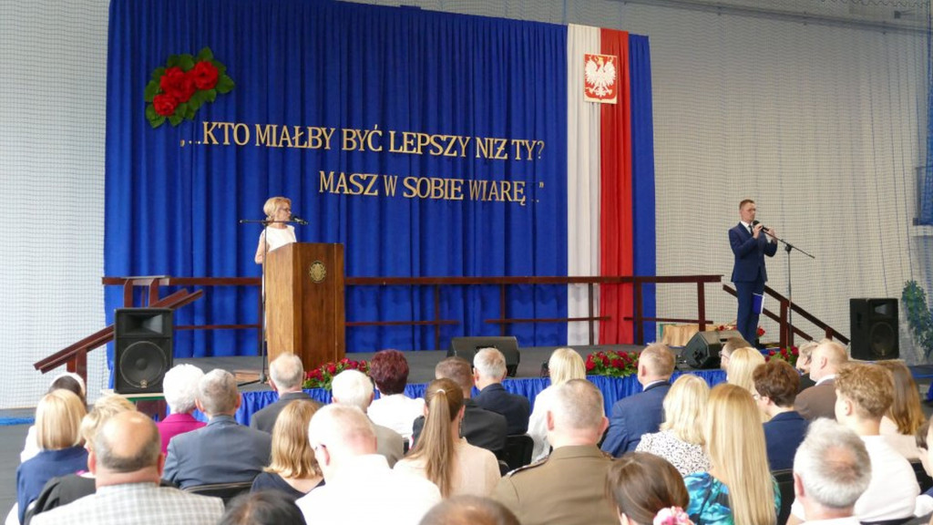 Świadectwa, nagrody i róże w I LO w Brodnicy