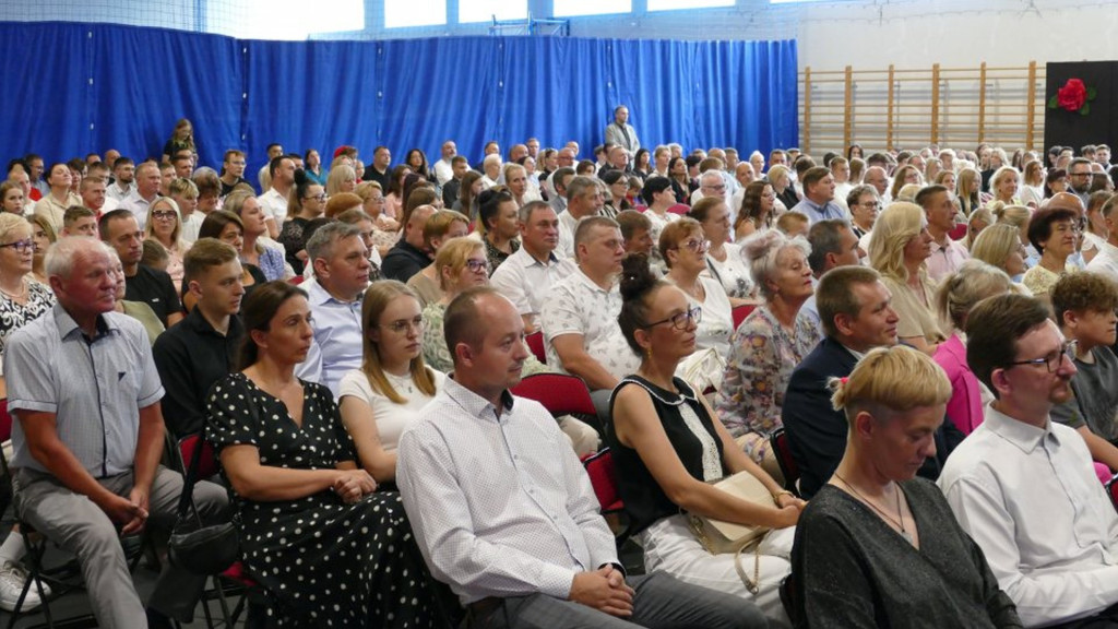 Świadectwa, nagrody i róże w I LO w Brodnicy