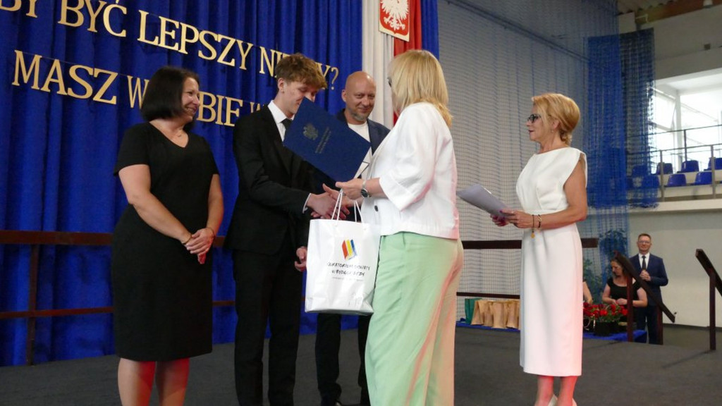 Świadectwa, nagrody i róże w I LO w Brodnicy