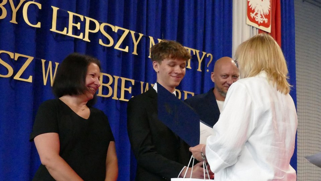 Świadectwa, nagrody i róże w I LO w Brodnicy