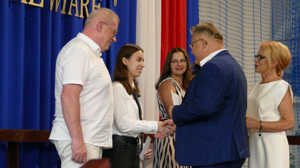 Świadectwa, nagrody i róże w I LO w Brodnicy
