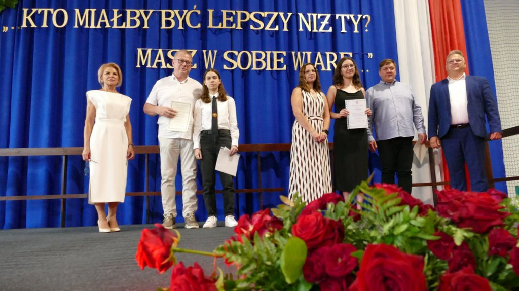 Świadectwa, nagrody i róże w I LO w Brodnicy
