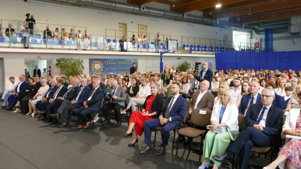 Świadectwa, nagrody i róże w I LO w Brodnicy