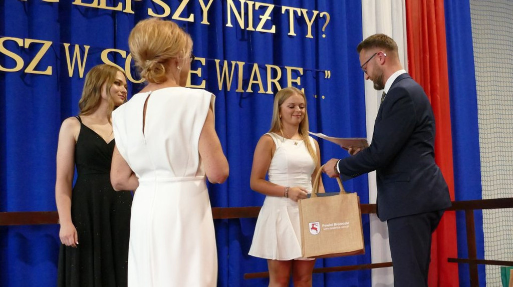 Świadectwa, nagrody i róże w I LO w Brodnicy