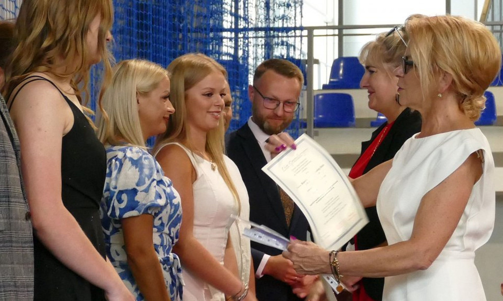 Świadectwa, nagrody i róże w I LO w Brodnicy