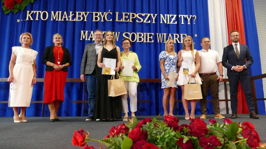 Świadectwa, nagrody i róże w I LO w Brodnicy