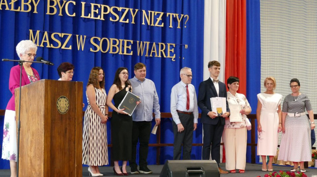 Świadectwa, nagrody i róże w I LO w Brodnicy
