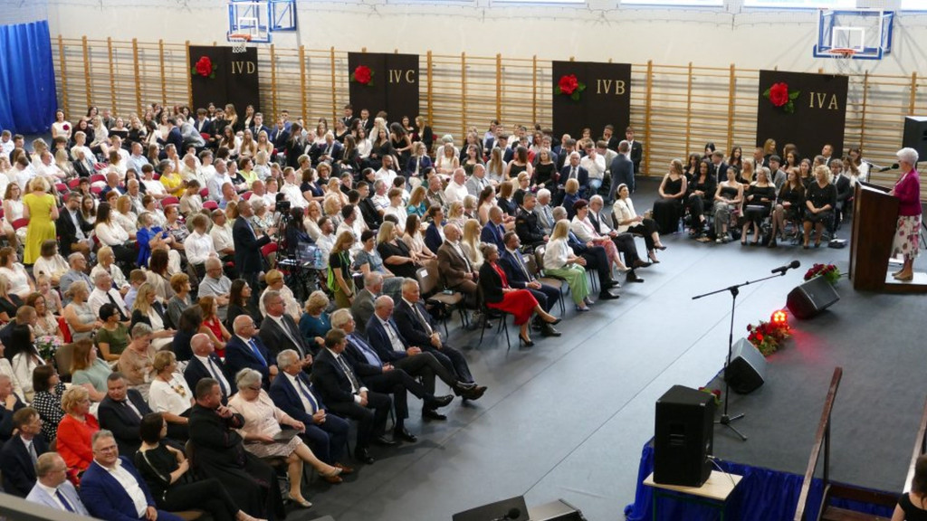 Świadectwa, nagrody i róże w I LO w Brodnicy
