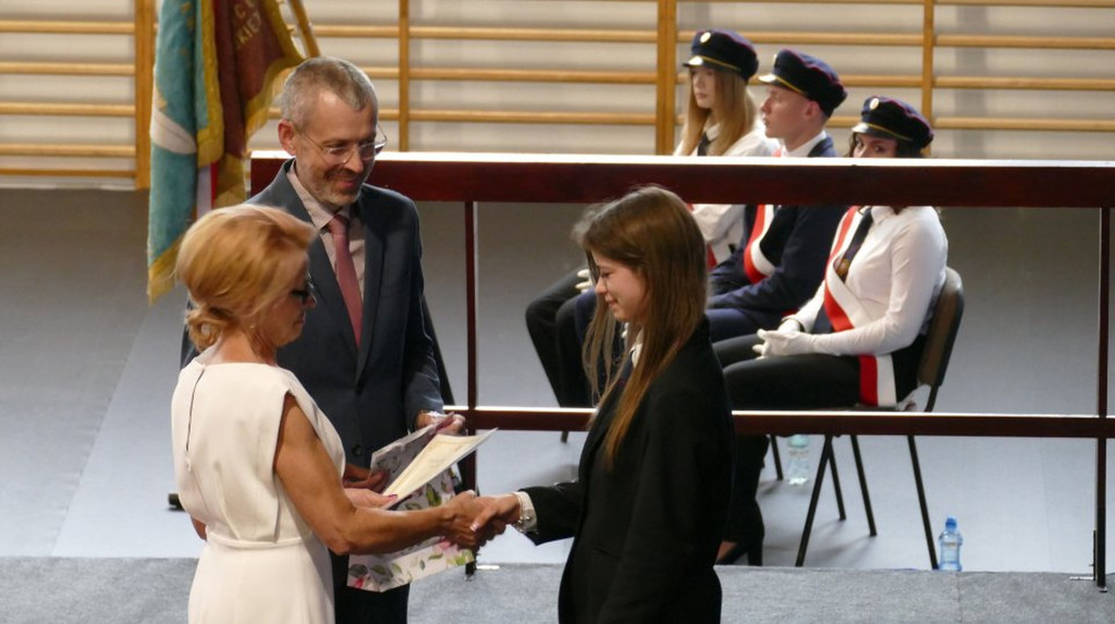 Świadectwa, nagrody i róże w I LO w Brodnicy